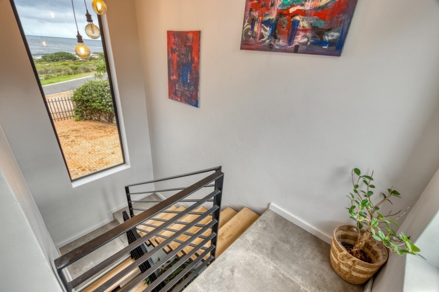 5 Bedroom Property for Sale in Sandbaai Western Cape
